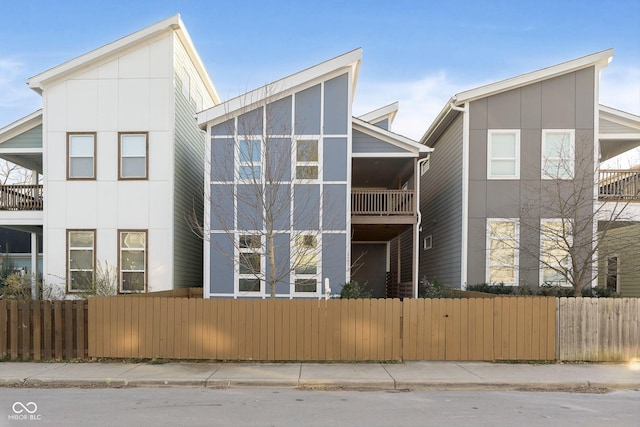 view of front facade with a fenced front yard