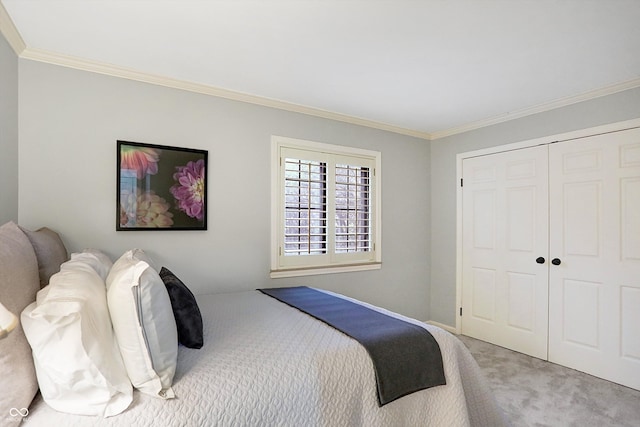 carpeted bedroom featuring crown molding and a closet