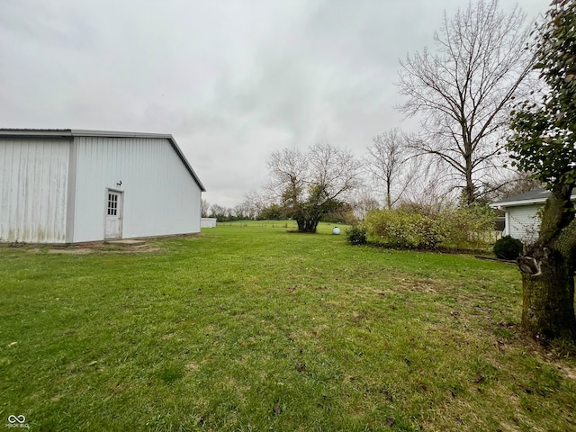 view of yard featuring an outbuilding