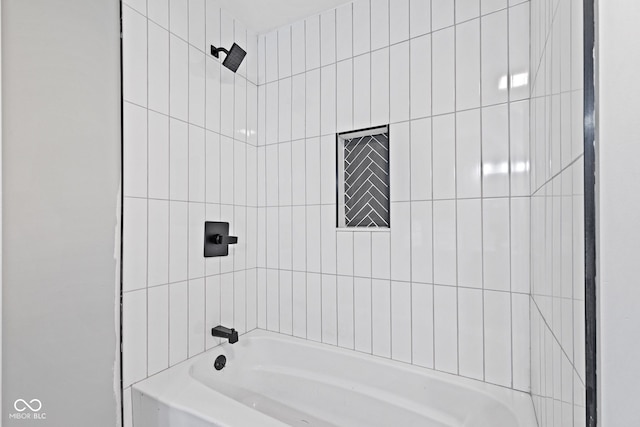 bathroom with tiled shower / bath combo