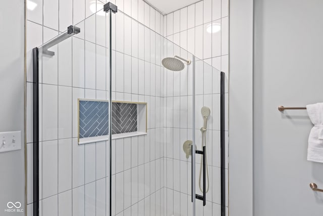 bathroom featuring tiled shower