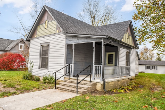 bungalow featuring a front yard