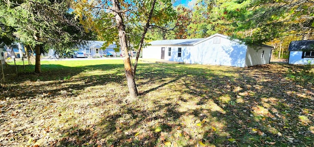 view of yard featuring a storage shed