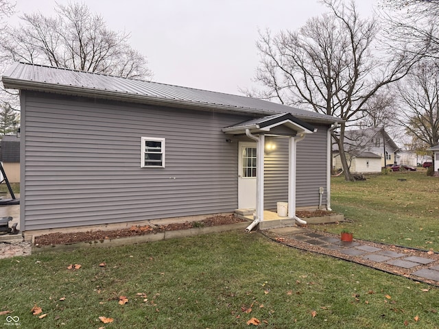 view of front of home featuring a front yard