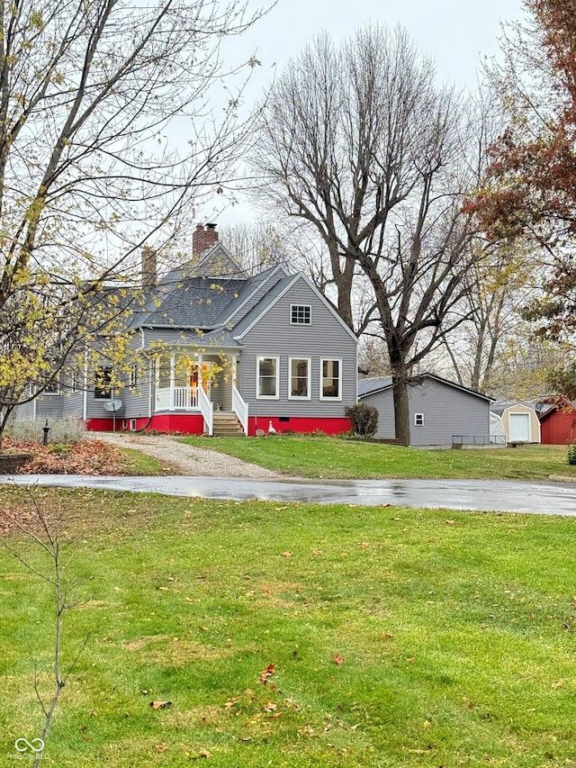 view of front of property featuring a front lawn and a porch