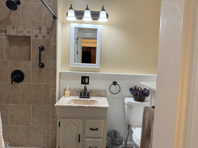 bathroom with a shower with shower curtain, vanity, and toilet