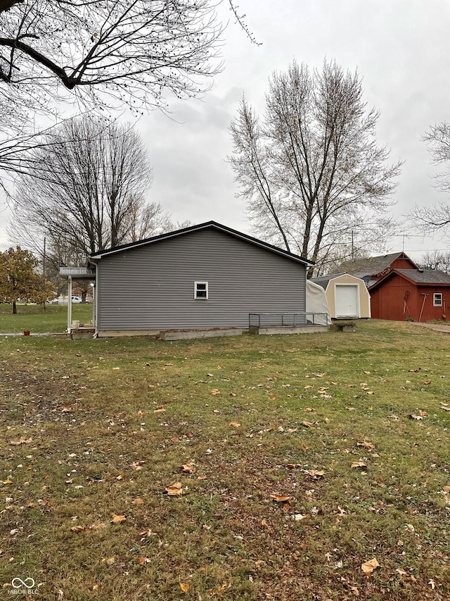 view of side of property with an outdoor structure and a lawn