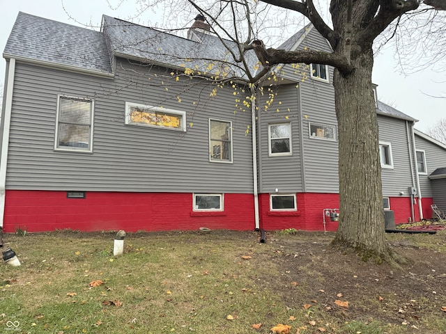 view of side of property featuring a yard