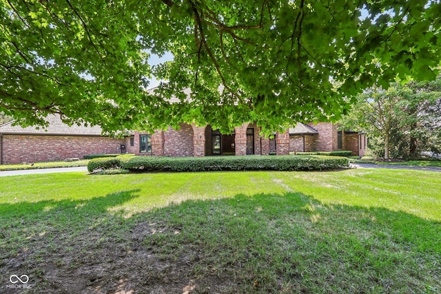 view of front of home with a front lawn