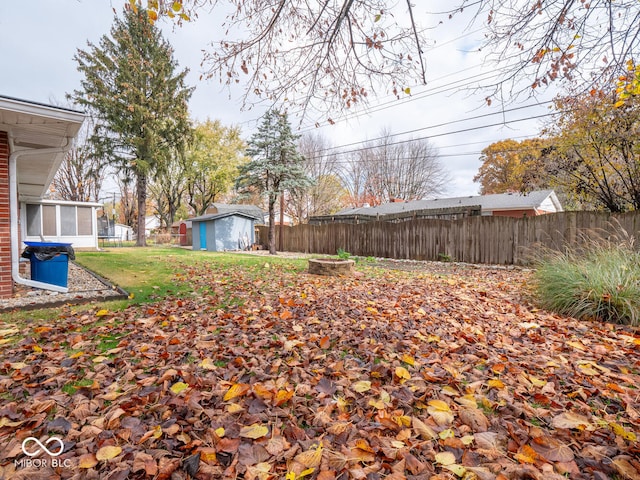 view of yard featuring a storage unit