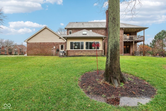 back of house featuring a lawn