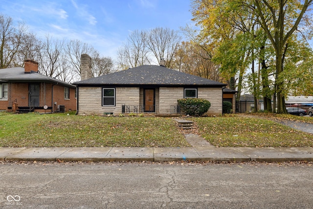 view of front of house featuring central air condition unit and a front yard