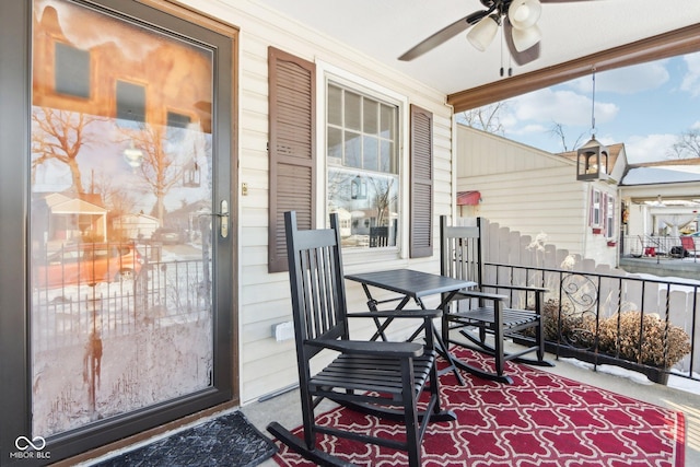 sunroom with ceiling fan