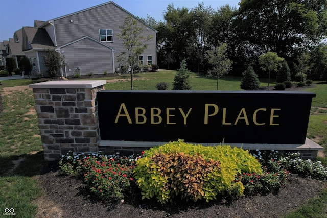 community sign with a yard