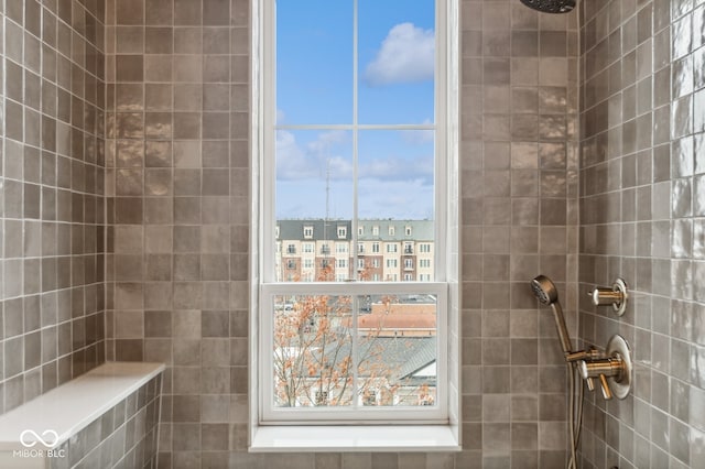 bathroom featuring a tile shower