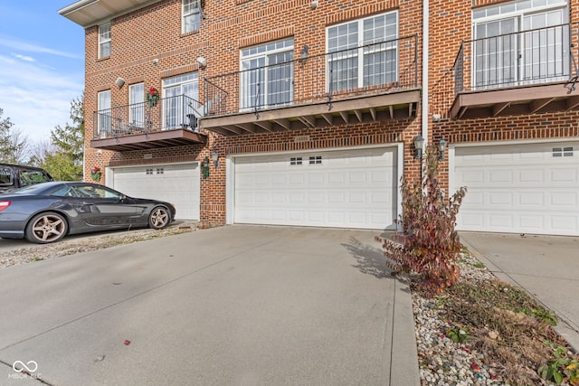 view of front facade featuring a garage