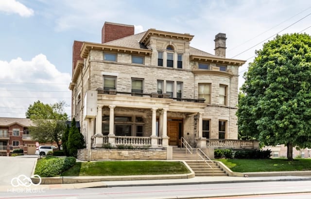 italianate-style house featuring covered porch