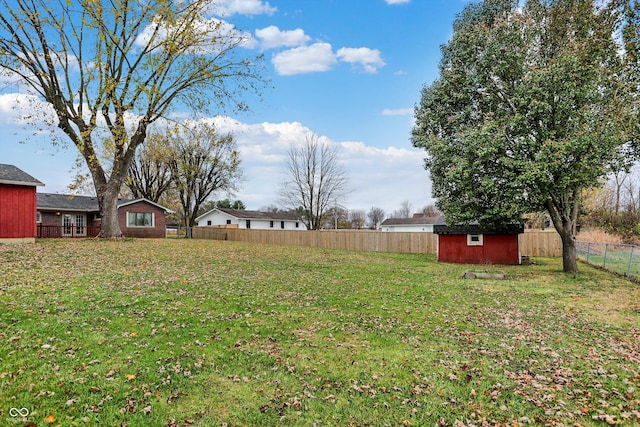 view of yard featuring a storage unit