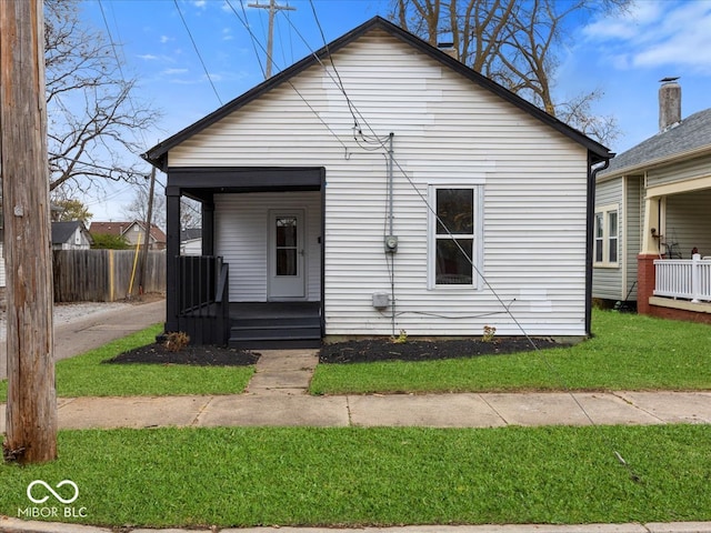 bungalow-style home featuring a front lawn and a porch