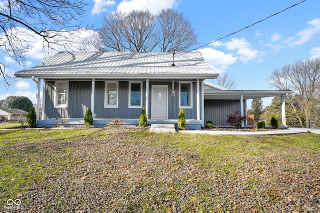 view of front of property featuring a front lawn