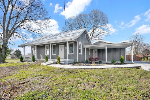 view of front facade featuring a front yard