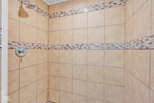 bathroom featuring a tile shower