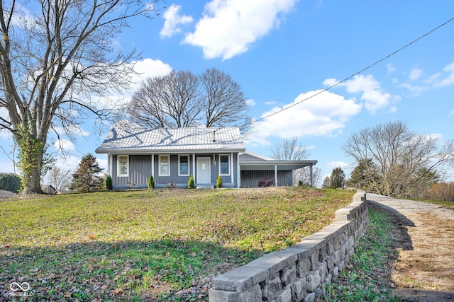 ranch-style home featuring a front lawn