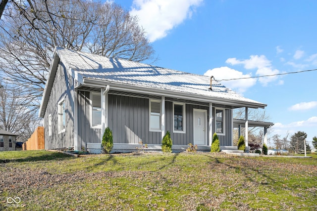 view of front of house featuring a front lawn and covered porch