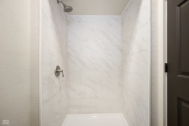 bathroom featuring a tile shower