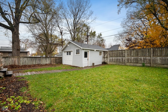 view of yard featuring an outbuilding