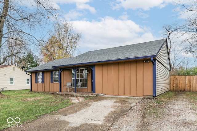 ranch-style home with a front yard