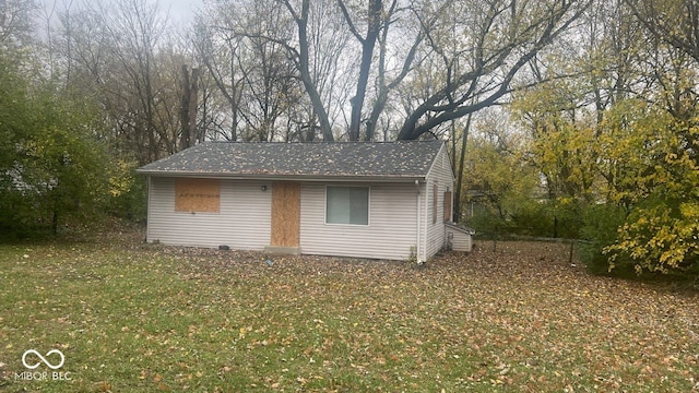 view of outdoor structure with a yard