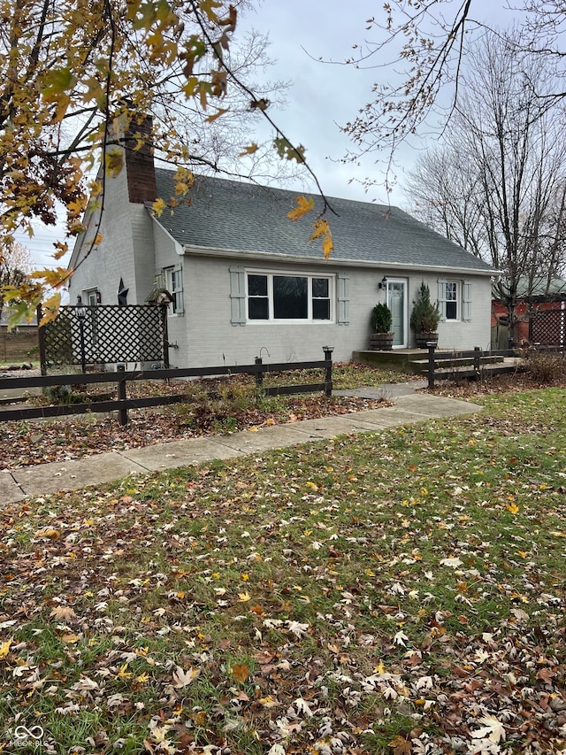 view of front facade featuring a front lawn