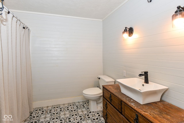 bathroom featuring a shower with curtain, sink, and toilet