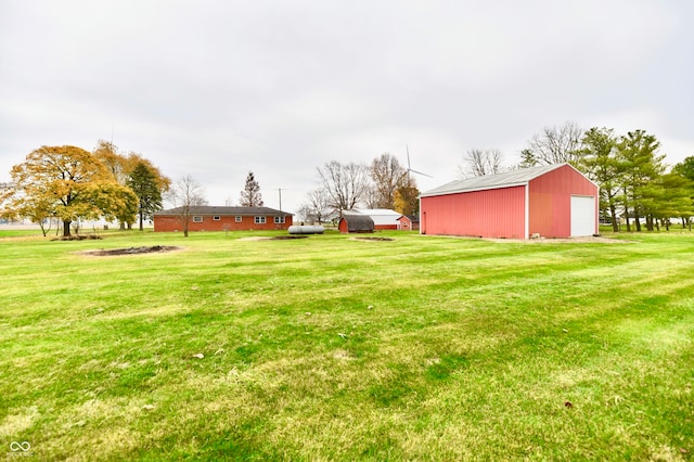 view of yard with an outbuilding