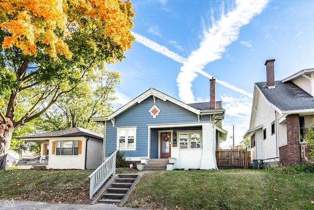 view of front of home featuring a front yard