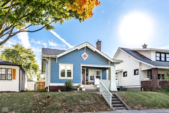 view of front of property with a front yard