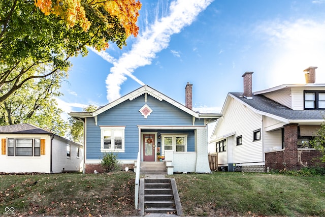 view of front of home featuring a front lawn