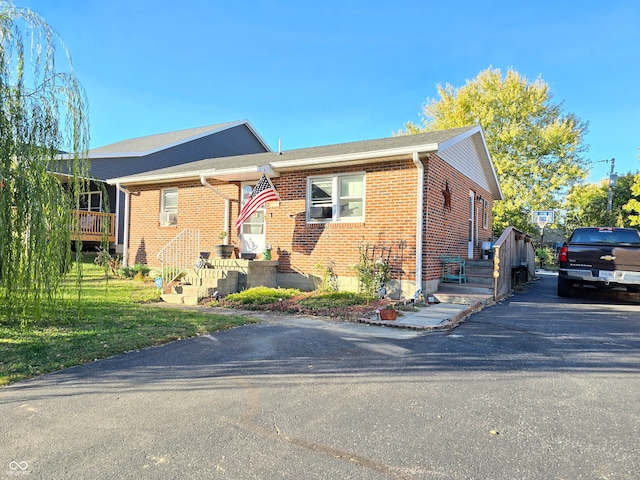 view of front of property with a front lawn