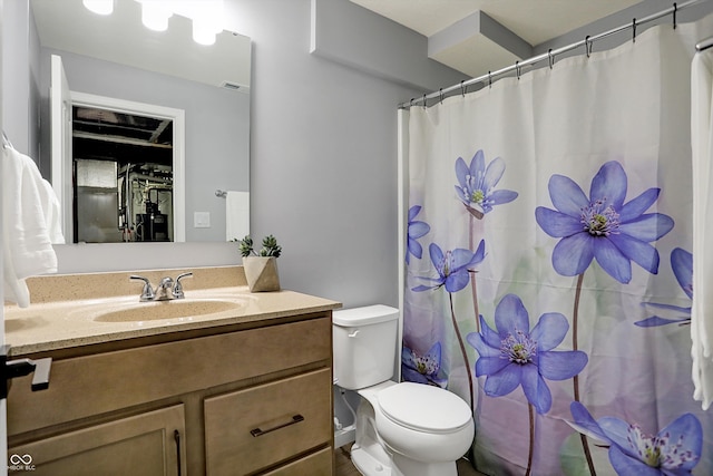 bathroom featuring a shower with shower curtain, vanity, and toilet