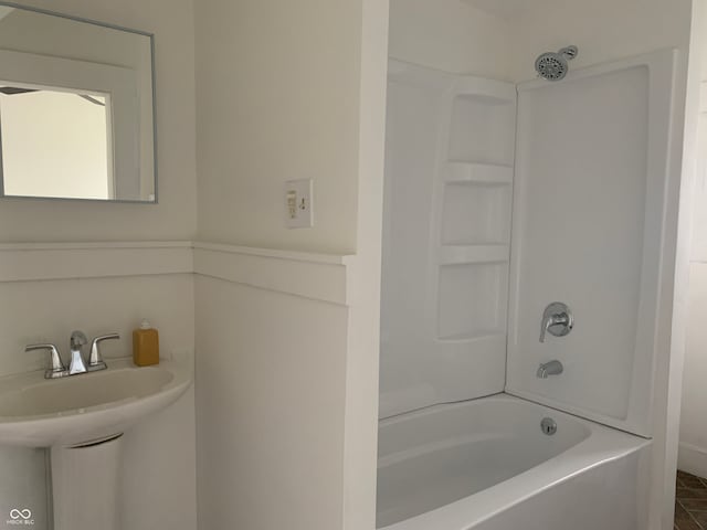 bathroom with bathtub / shower combination