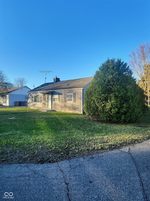 ranch-style home featuring a front lawn