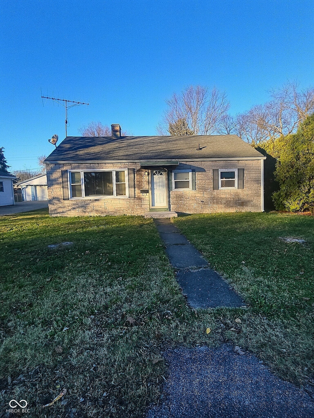 single story home featuring a front yard