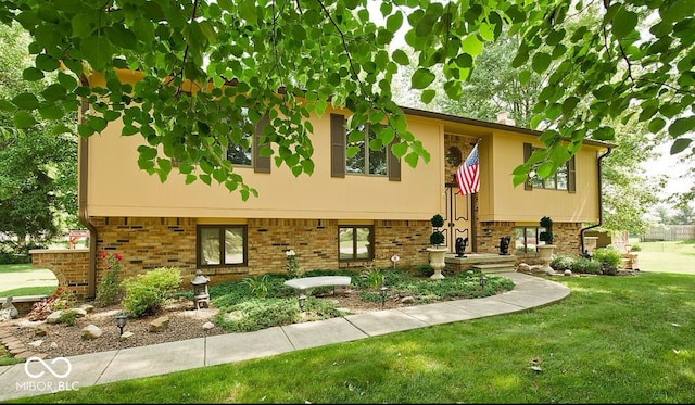 split foyer home with a front yard