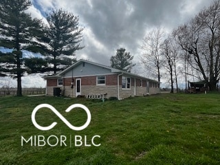 view of front of property featuring a front lawn