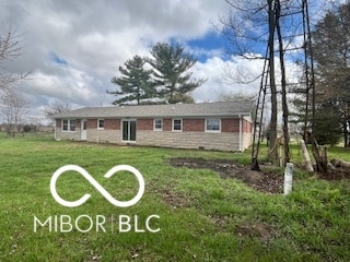 single story home with a front yard