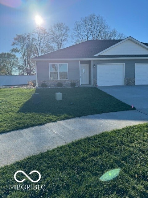 view of front of home featuring a front yard and a garage