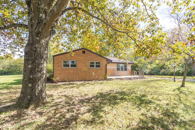 view of side of property featuring a lawn