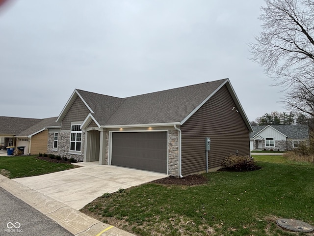 view of front facade featuring a front yard and a garage