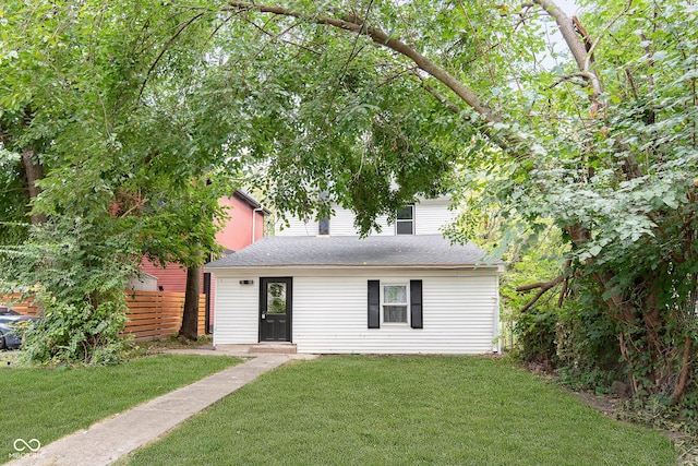 view of front facade featuring a front yard